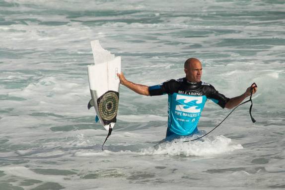 Kelly Slater sai com a prancha quebrada na praia de Pipeline, na North Shore de Oahu, no Havaí - foto de Laura Schunemann